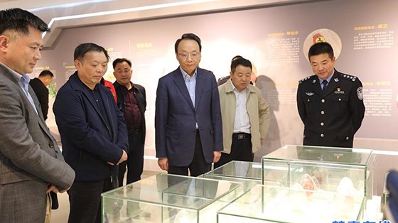 市委常委、政法委書記楊健蒞臨縣禁毒教育基地參觀指導(dǎo)