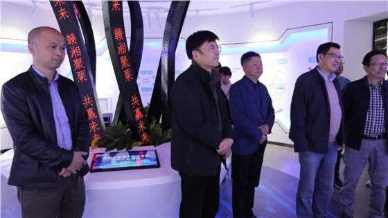 省發(fā)改委二級(jí)巡視員曾洪暉一行來(lái)上栗調(diào)研指導(dǎo)工作，并參觀由立標(biāo)展覽布展的贛湘合作產(chǎn)業(yè)園展示館